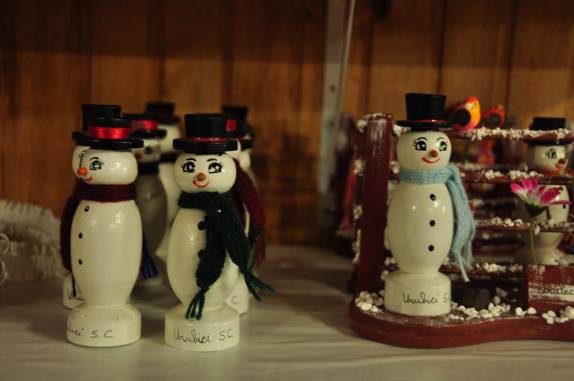 As lojas aproveitam para vender artigos para o frio, em Urubici - SC